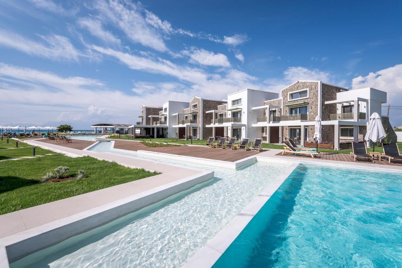 Deluxe Suite mit Doppelbett und seitlichem Meerblick mit direktem Zugang zum Pool