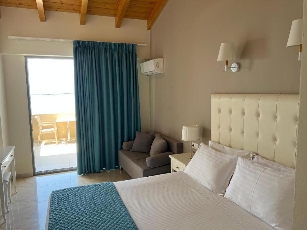 Deluxe Double Room with Balcony and Sea View