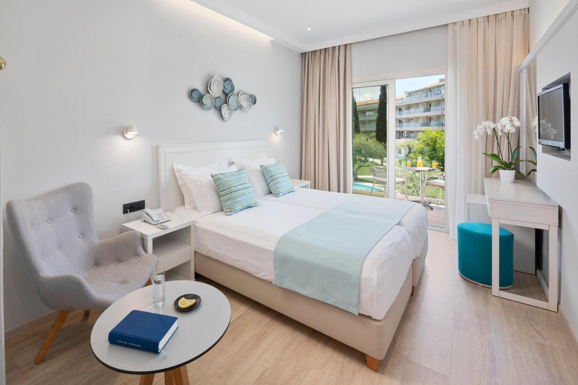 Doppel-/Zweibettzimmer mit Poolblick