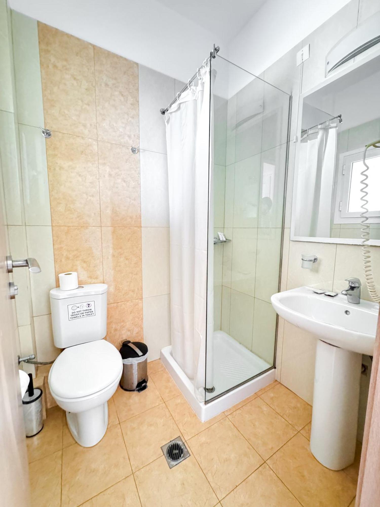 Dreibettzimmer mit Poolblick
