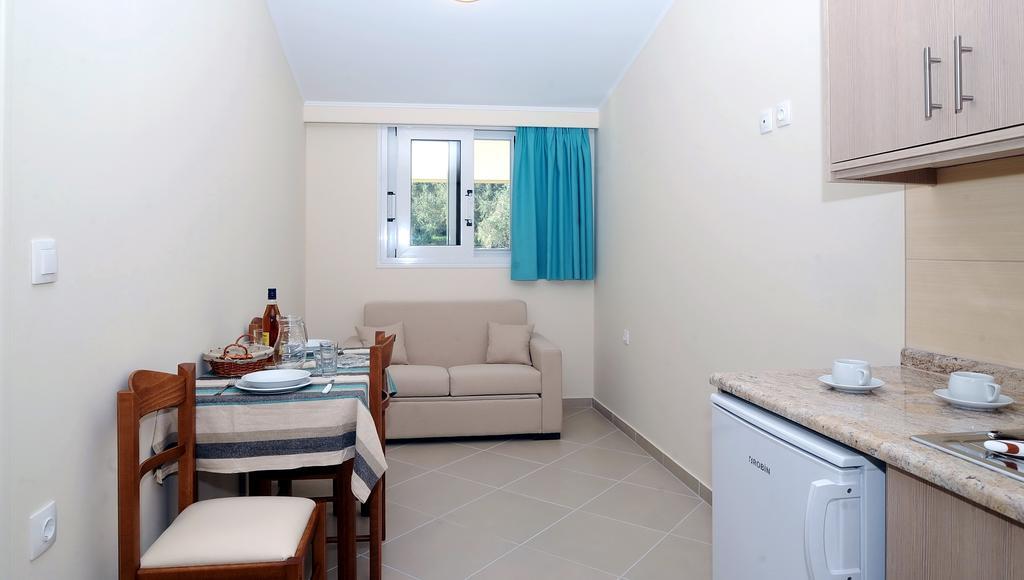 Studio (2 Adults),166460298:JPEG