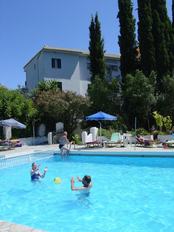 Camera Doppia con Letti Singoli con Vista Piscina