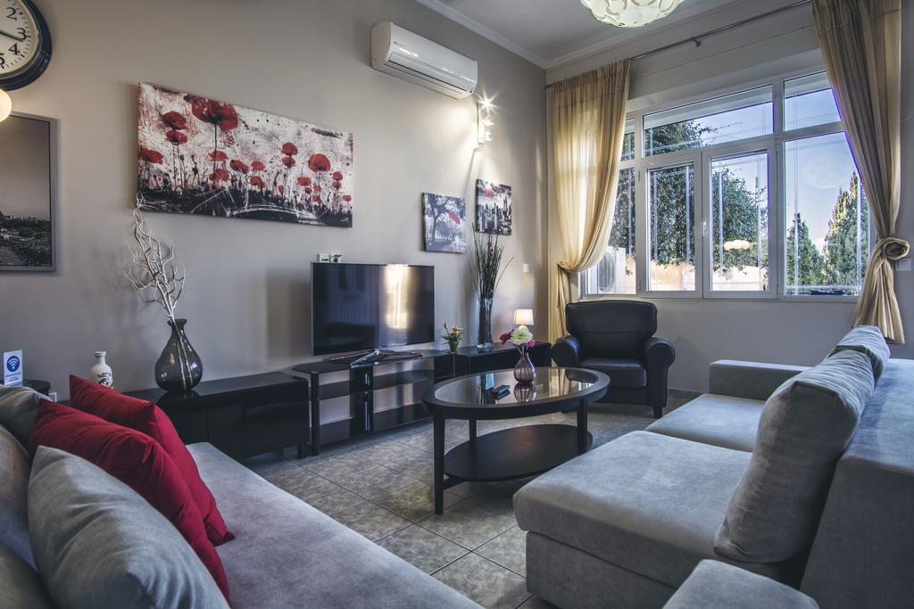 Luxury Apartment with Garden,398687790:JPEG