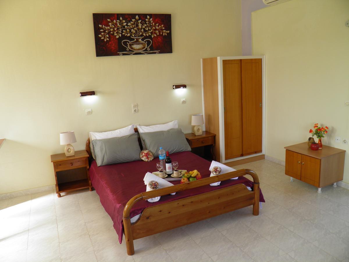 Dreibettzimmer mit Poolblick
