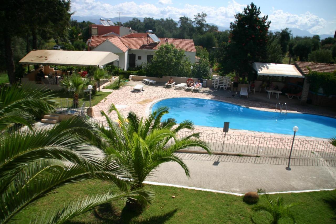 Zweibettzimmer mit Poolblick