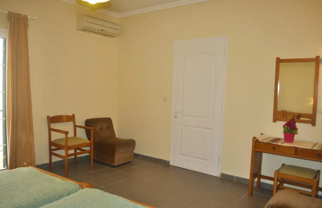 Yannis - Holiday Apartments On Agios Gordios Beach In Corfu-1