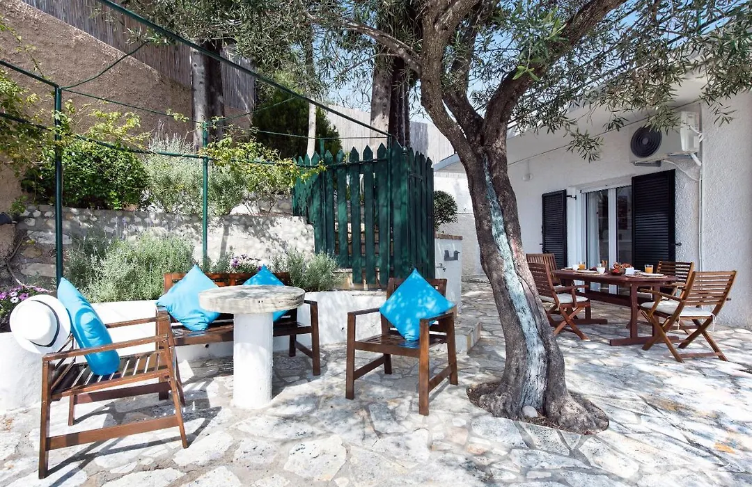 Thalia'S House-1