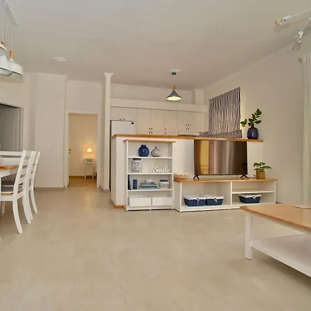 The Bluehouse - Spacious Top Floor Flat With Parking, By Mon Repos Beach-2
