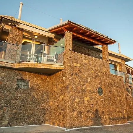 Black Rocks Family, Luxury Seafront Beach Maisonette-2