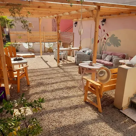 Tune Inn Activity Guesthouse- Over 24'S-2