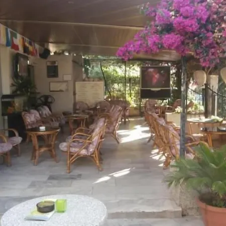 Harry'S Bar & Apartments 2-2