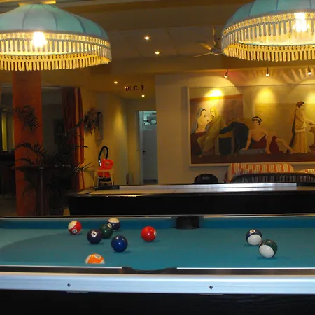 Perros Hotel-2