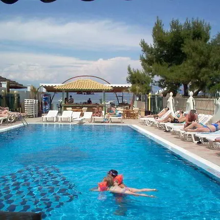 Caravel Pool-3