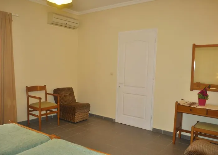 Yannis - Holiday Apartments On Agios Gordios Beach In Corfu