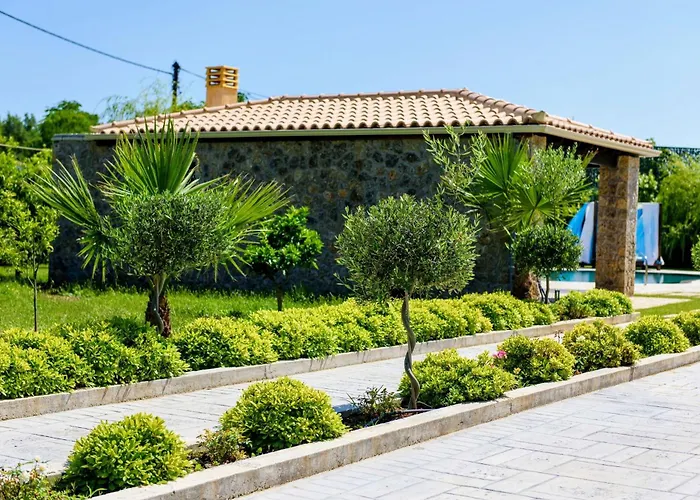 Villa Black White Dassia